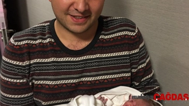 Ordu'da yeni yılın ikinci bebeği İHA muhabirini sevindirdi