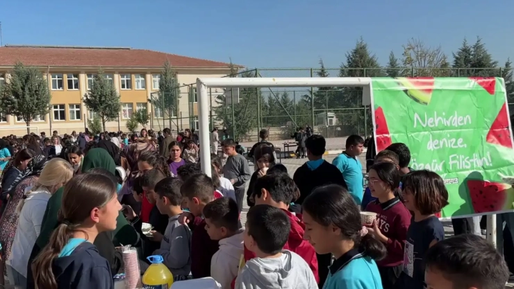 Ortaokul öğrencilerinden Gazze yararına kermes