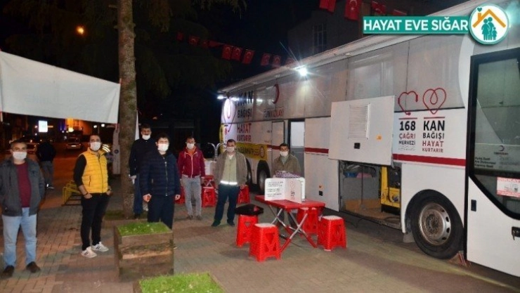 Orucunu açan kan bağışına koştu