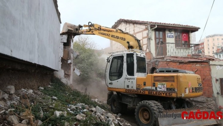 Osmangazi'de bir evin kaçak bölümü yıkıldı