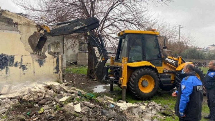 Osmaniye'de metruk binalar yıkılıyor