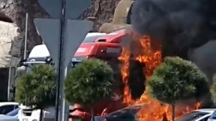 Osmaniye'de park halindeki otomobil alev alev yandı