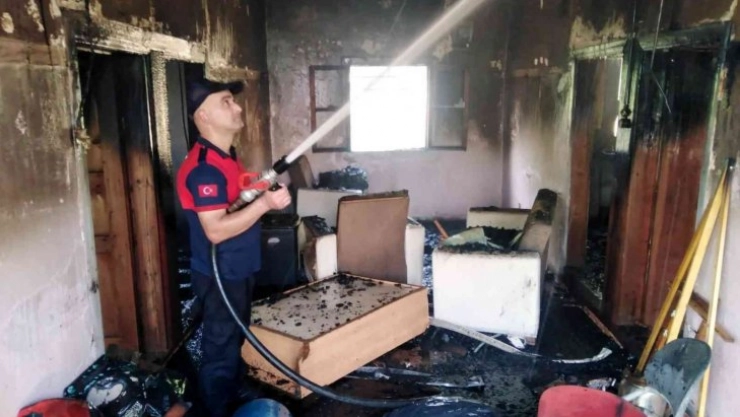 Osmaniye'de yanan ev kullanılmaz hale geldi