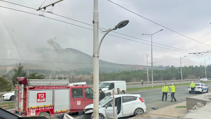 Otomobil 2 araca çarparak durabildi: 3 yaralı