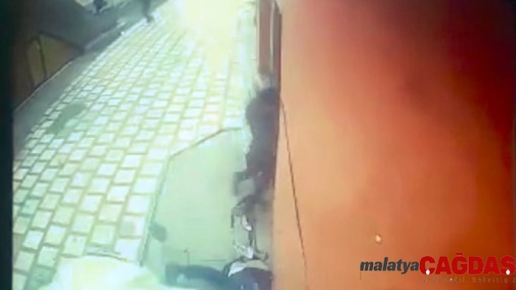 Otomobil açıköğretim ofisine daldı: 1 ölü, 2 yaralı