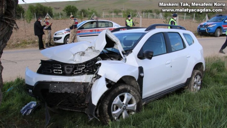 Otomobil ağaca çarptı: 2 yaralı