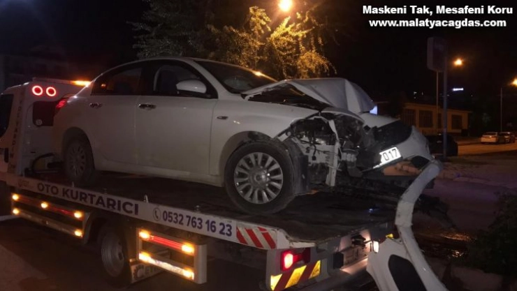 Otomobil aydınlatma direğine çarptı: 2 yaralı