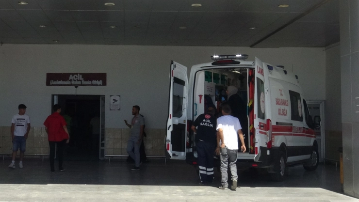 Otomobil Aydınlatma Direğine Çarptı: 1 Kişi Yaralandı