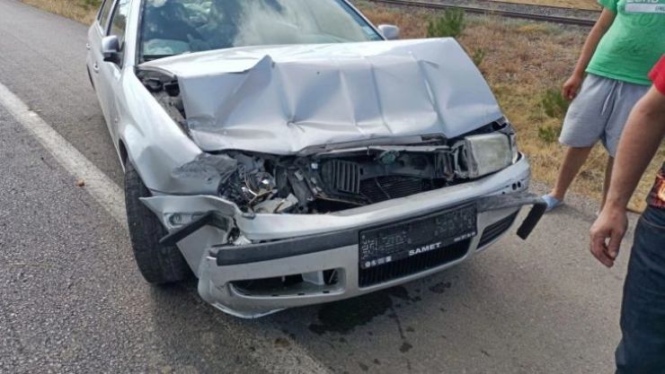 Otomobil bariyerlere çarptı, karı koca yaralandı