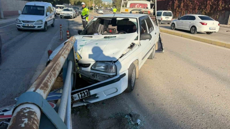 Otomobil bariyerlere saplandı: 1 yaralı