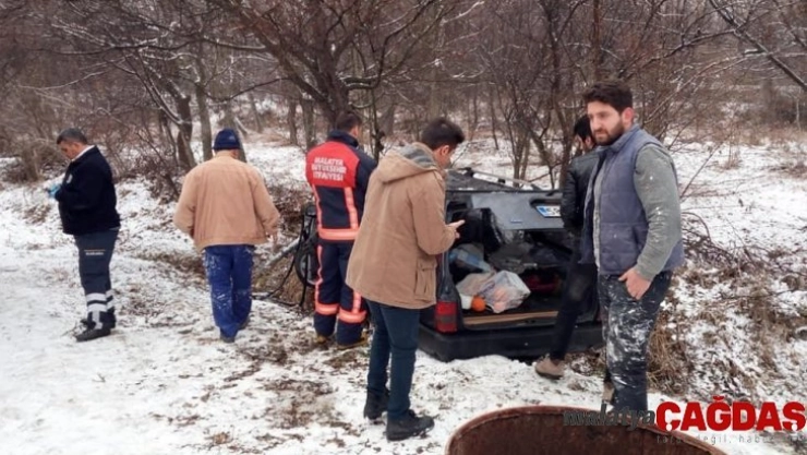 Otomobil buzlanan yolda kaza yaptı: 5 yaralı