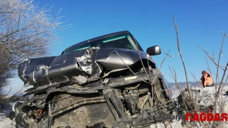 Otomobil çekiciye çarptı 1 yaralı