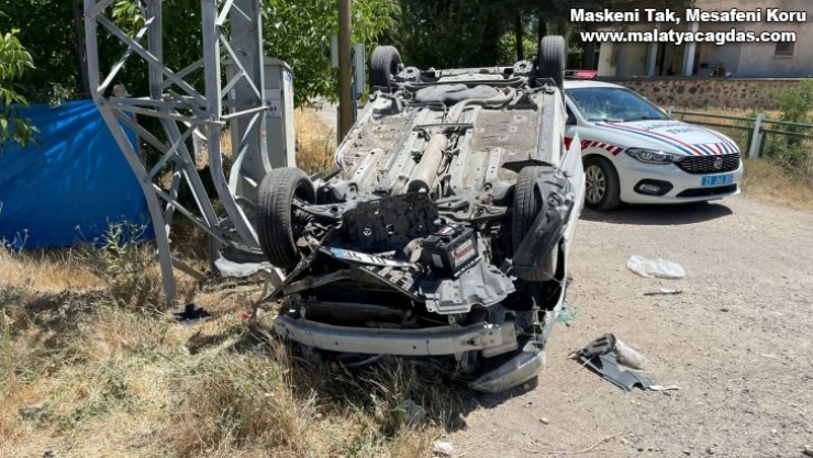 Otomobil direğe çarpıp, ters döndü: 4 yaralı