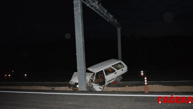 Otomobil direğe çarptı: 2 yaralı