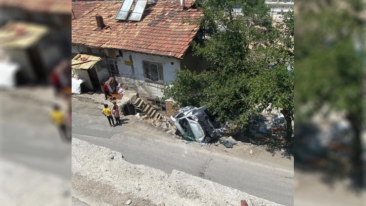 Otomobil evin bahçesine girdi: 1 yaralı