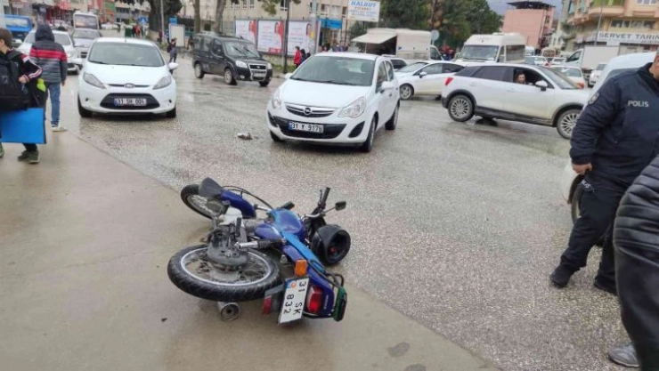 Otomobil ile çarpışan motosikletin sürücüsü yaralandı