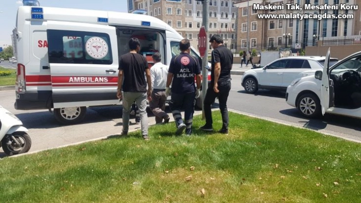 Otomobil ile hafif ticari araç çarpıştı: 3 yaralı