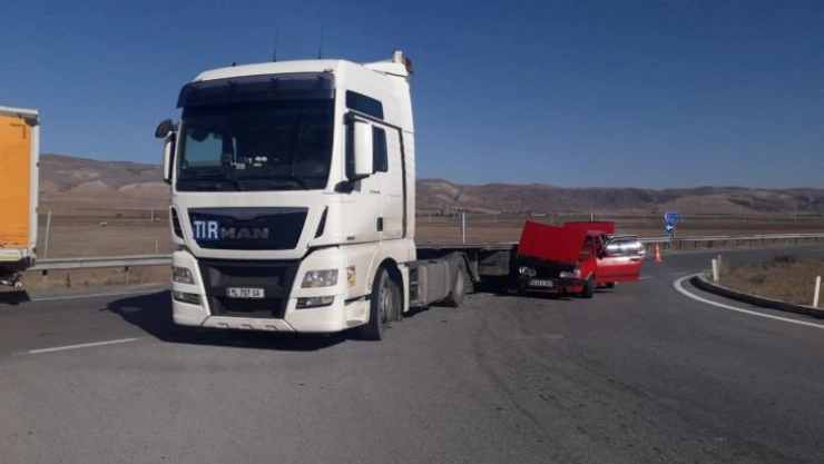 Otomobil ile tır çarpıştı: 1'i çocuk 3 yaralı