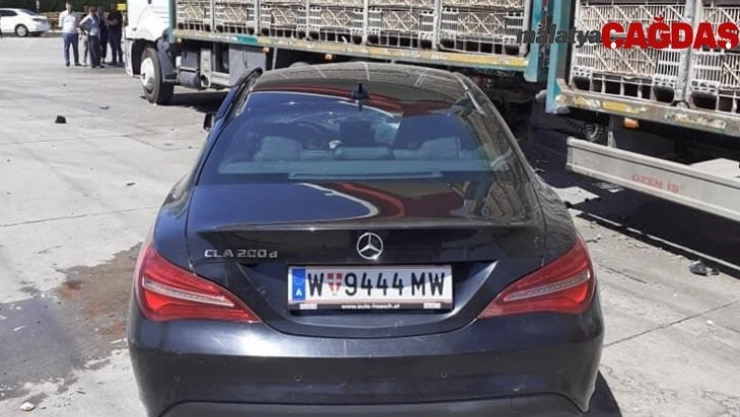 Otomobil, istasyondan benzin alan kamyonete çarptı: 1 yaralı