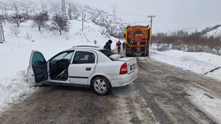 Otomobil kar küreme aracına çarptı: 1 ölü