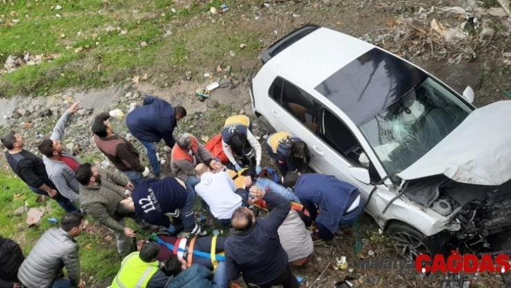 Otomobil köprüden düştü: 2 yaralı