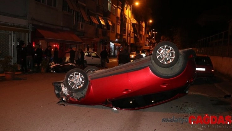 Otomobil park halindeki araçlara çarpıp ters döndü: 2 yaralı