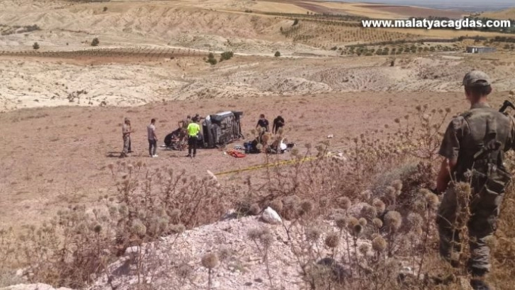 Otomobil refüje çarpıp tarlaya yuvarlandı: 1 ölü, 3 yaralı