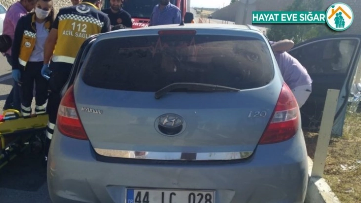 Otomobil refüje çarptı: 3 yaralı