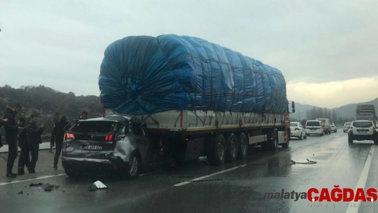 Otomobil tıra arkadan çarptı: 1 yaralı