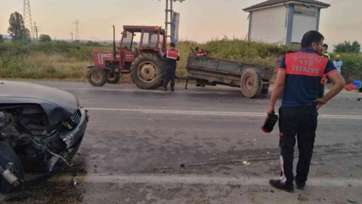 Otomobil traktörün römorkuna çarptı: 2 yaralı