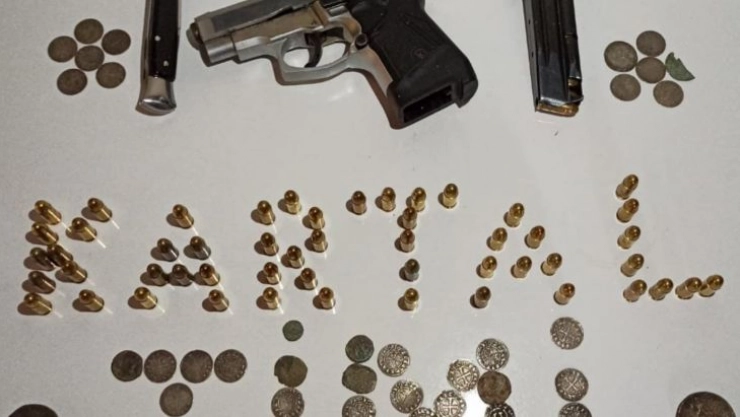 Otomobilden 46 adet sikke çıktı