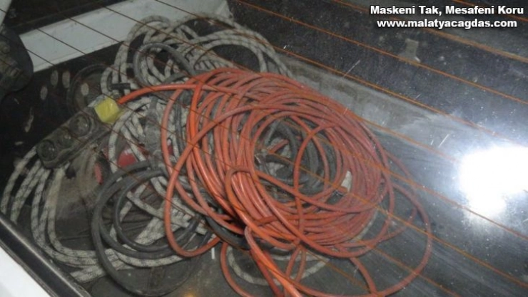 Otomobilden hırsızlık yapan şahsı bekçiler yakaladı