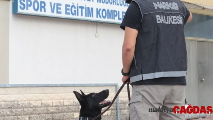 Otomobile saklanan uyuşturucuyu Bath buldu