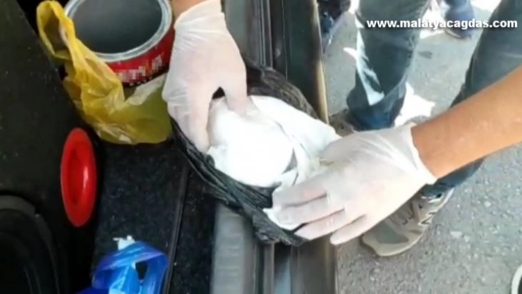 Otomobilin bagajından 317,33 gram metamfetamin çıktı