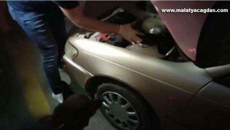 Otomobilin motor bölümünden esrar çıktı