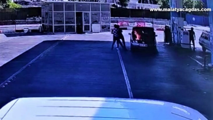 Otomobilin motor kısmı yakıt dolumu sırasında alev aldı