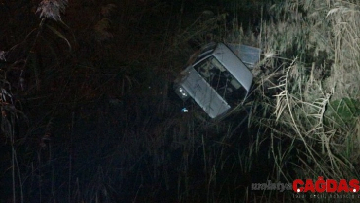 Otomobiliyle dereye uçan alkollü sürücü polise zor anlar yaşattı
