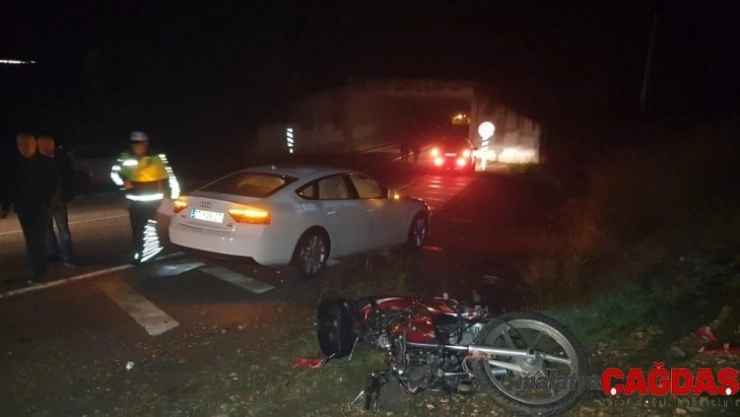 Otomobille çarpışan motosiklet sürücüsü hayatını kaybetti