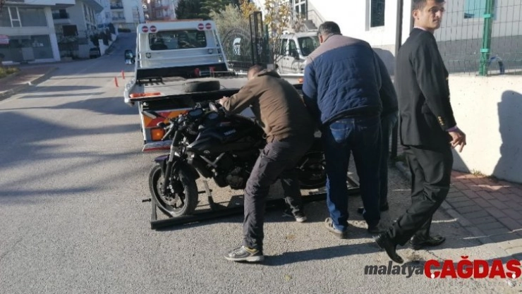 Otomobille çarpışan motosikletli yaralandı