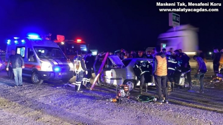 Otomobiller kafa kafaya çarpıştı: 4 yaralı