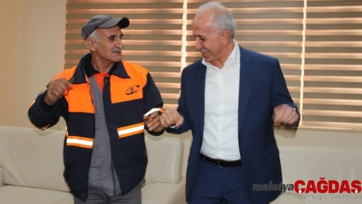 Oynayarak sokak süpüren işçiye Başkan Gültak'tan bir maaş ikramiye