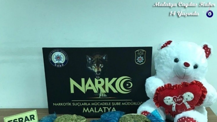 Oyuncak ayı içerisine gizlenen esrar ele geçirildi