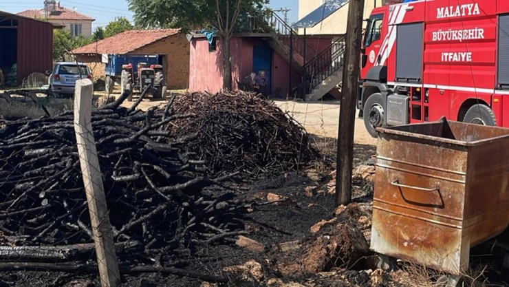 Özal Köyü Mahallesi'nde Odun Yığını