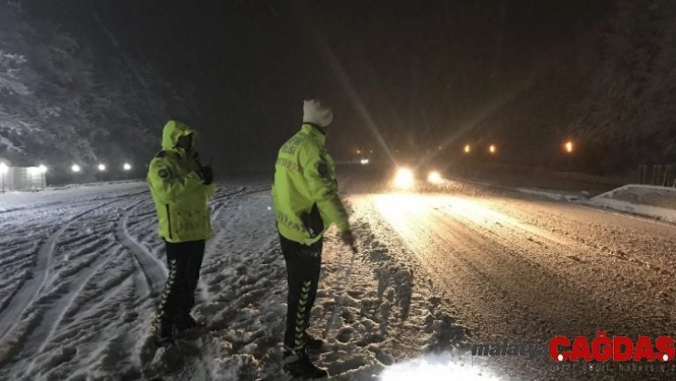 (Özel) Bolu Dağı'nda zorlanan sürücülerin yardımına trafik ekipleri koşuyor