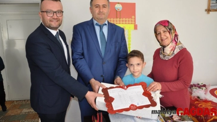 Özel eğitim öğrencisi karne sevincini evinde yaşadı