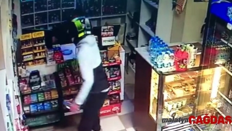 (Özel) Eyüpsultan'da büfe sahibine silahlı saldırı kamerada