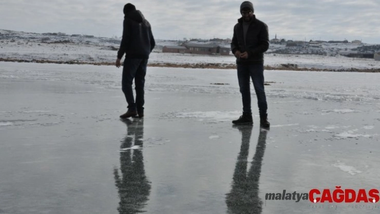 (Özel) Gençlerin Çıldır Gölü'nde buzla sınavı