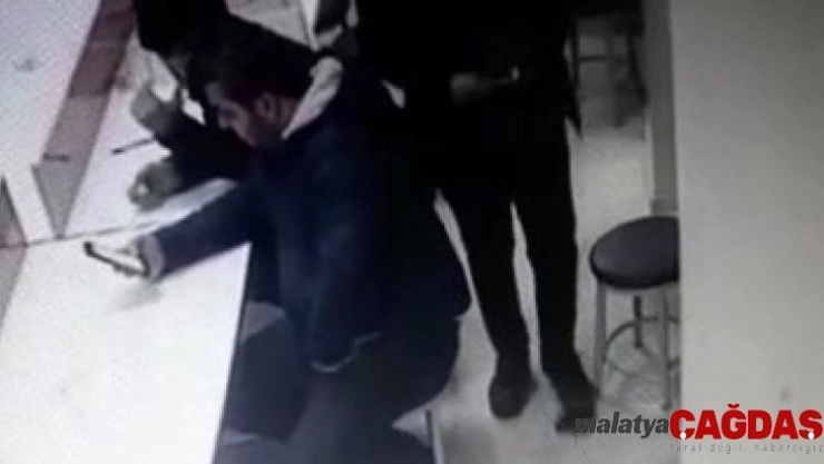 (Özel) İki şahsın yere düşen cüzdanı ayaklarıyla çalma çabası kamerada
