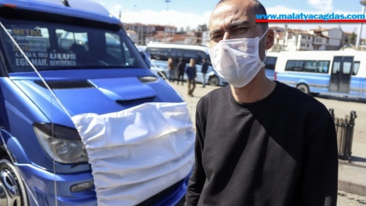 (Özel) Korona virüse dikkat çekmek için dolmuşuna maske taktı