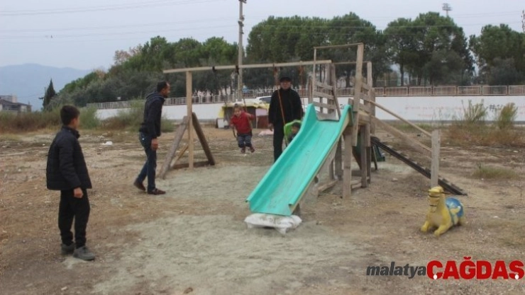 (Özel) Mahallelinin kendi imkanlarıyla yaptığı parka zabıtadan yıkım tehdidi